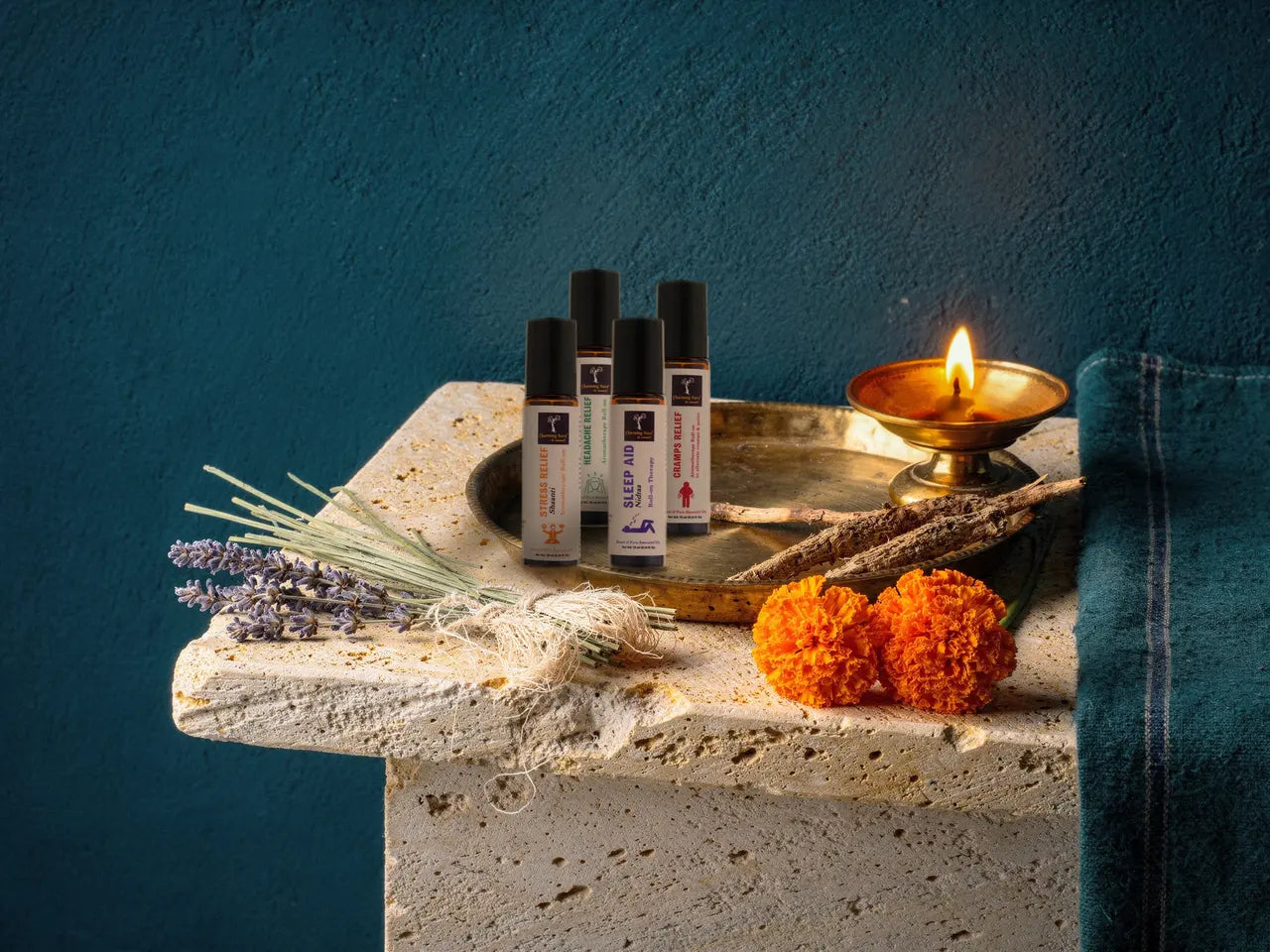 Nidraa, Shaanti, Sheetal und Ushma Roll-on auf einem Messingtablett