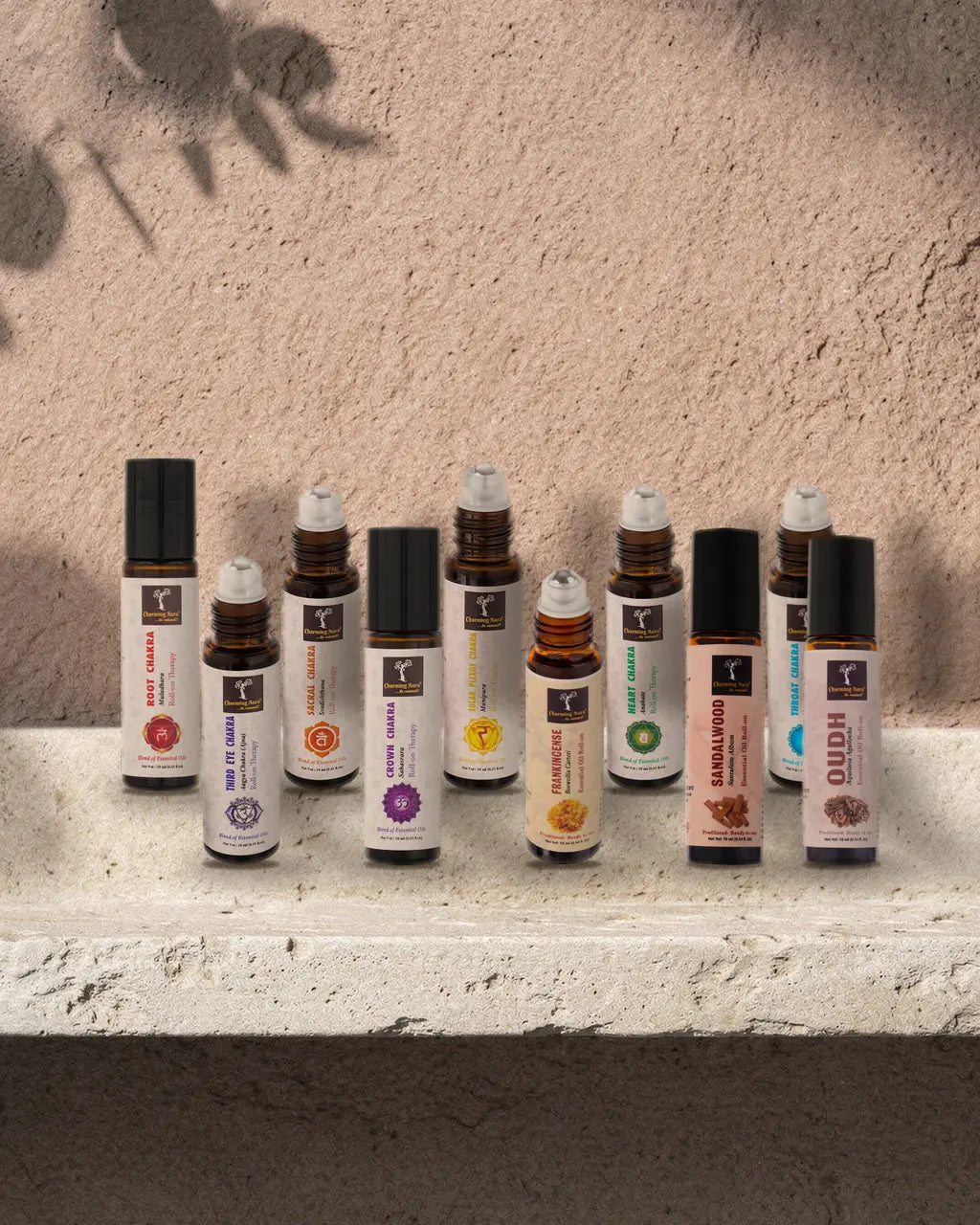 Chakra-Roll-ons mit Weihrauch, Sandelholz und Oud Roll-on auf einer Putzkante