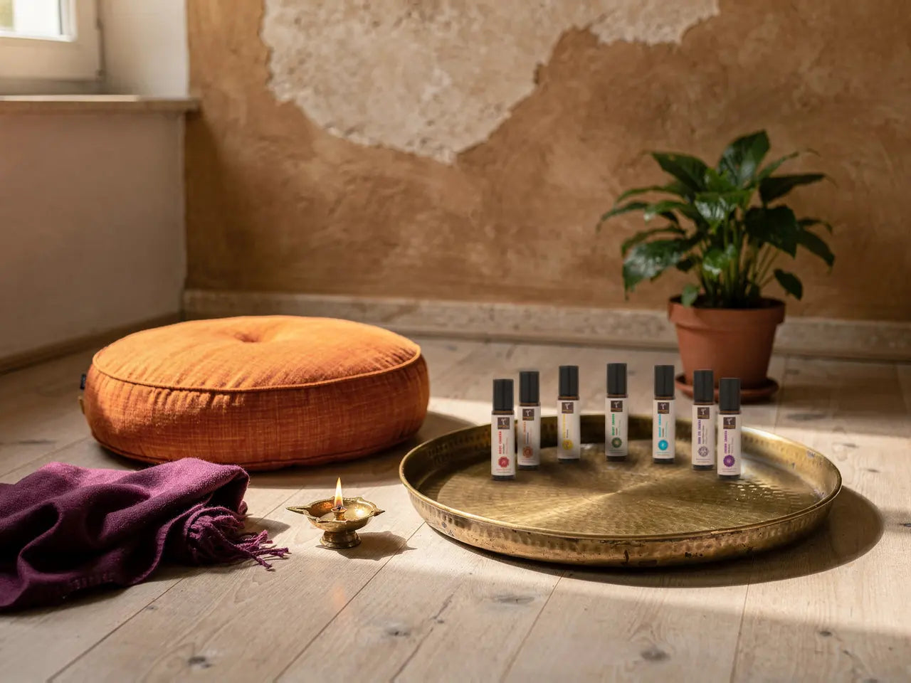 Das Set steht auf dem Messingtablett in der Meditationsecke