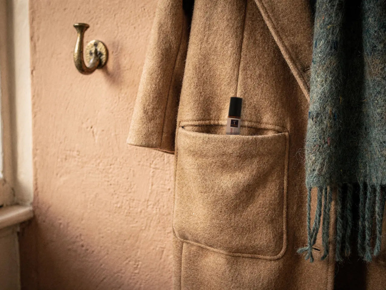 Eine Hand findet Prana in der Manteltasche am Haken