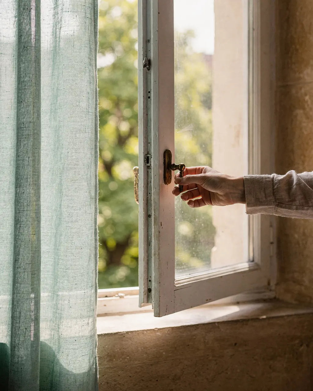 Hand öffnet ein Holzfenster, der Vorhang bewegt sich