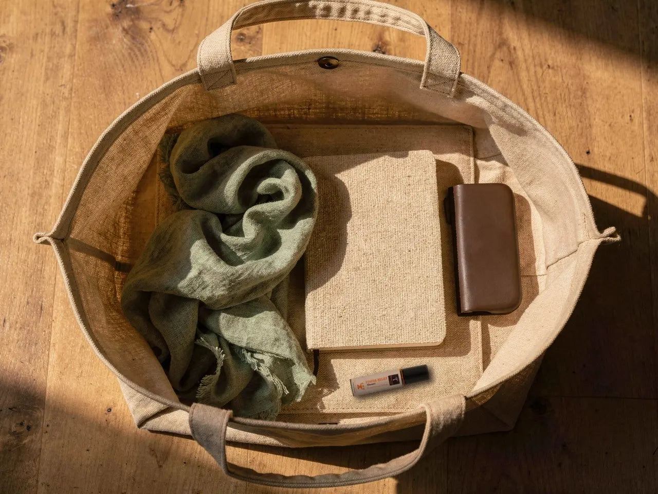Eine Hand findet den Roll-on unten in der Handtasche
