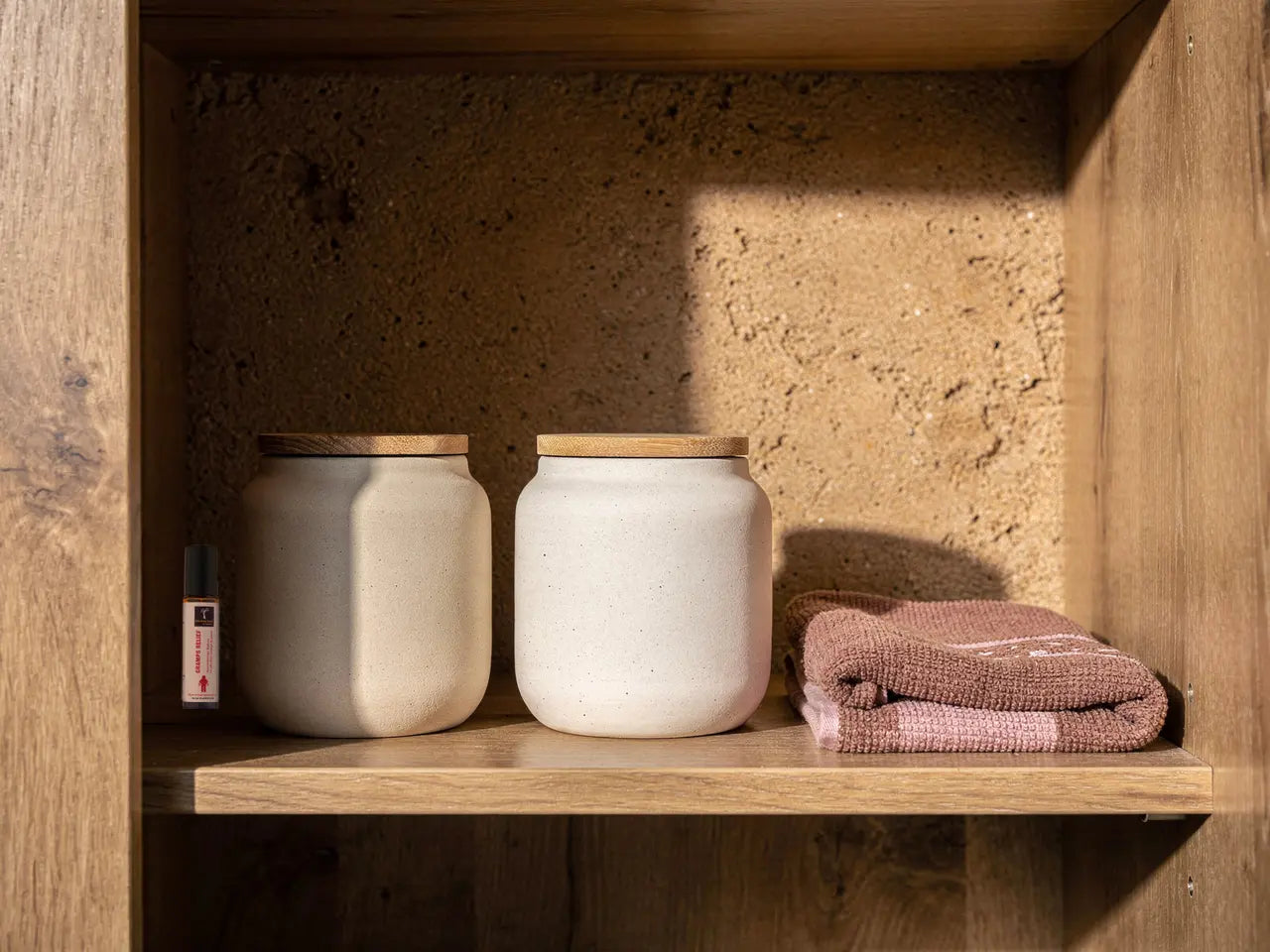 Eine Hand findet Ushma hinten im Badezimmerschrank