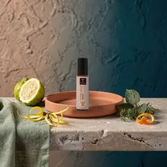 Shaanti Ruhe-Roll-on auf Terrakotta mit Bergamotte, Ylang-Ylang, Patchouli und Orange
