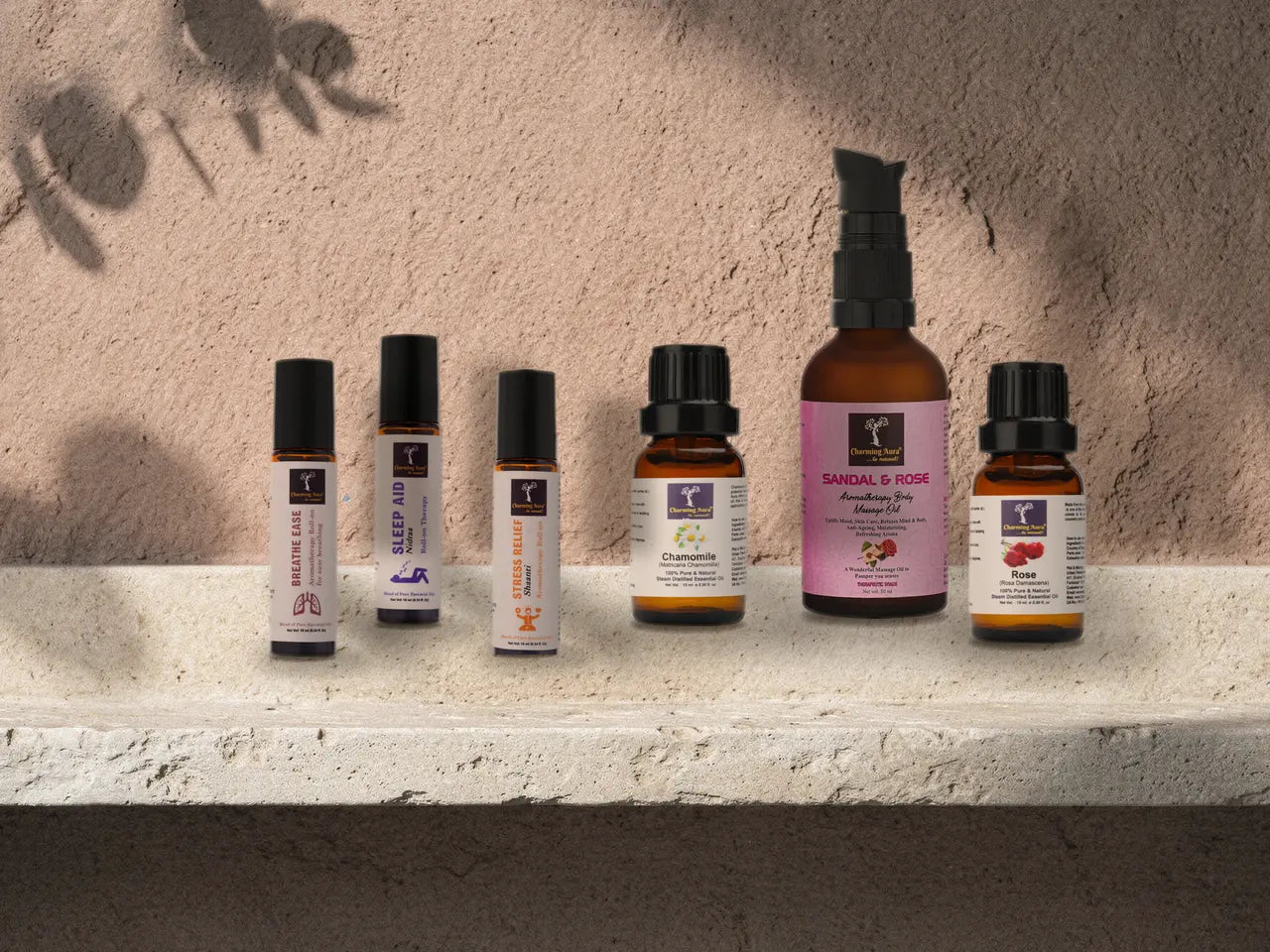 Roll-ons, ätherische Öle und Massageöle von Spirit of India auf einer hellen Putzkante