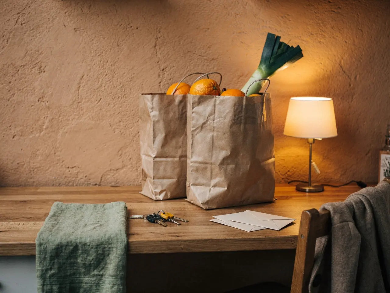 Küchentheke am Abend mit Einkaufstüten, Schlüsseln und Post