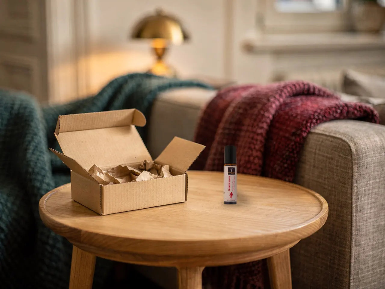 Frau öffnet auf dem Sofa zum ersten Mal den Roll-on