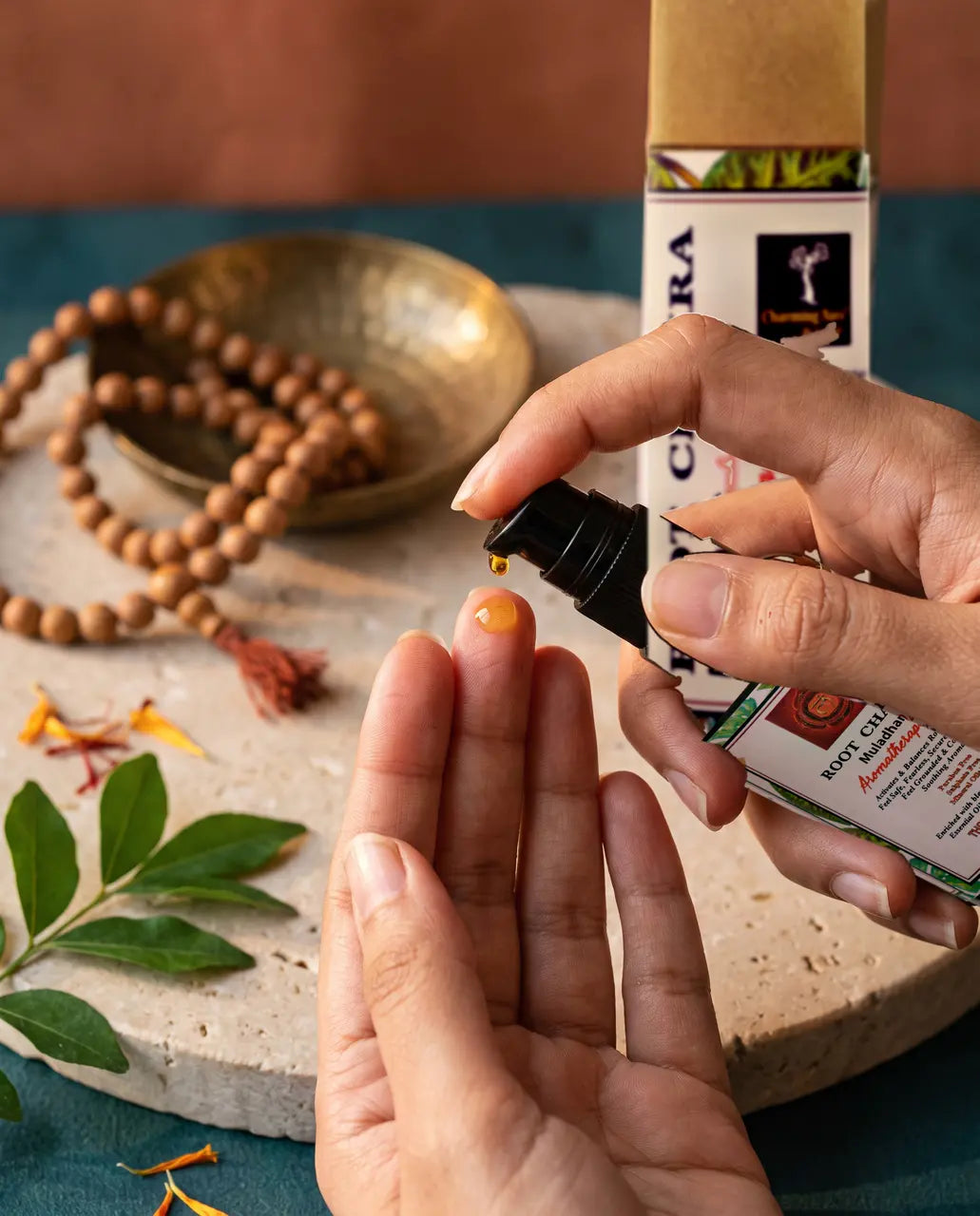 Chakra-Öl wird auf die Fingerspitzen gegeben