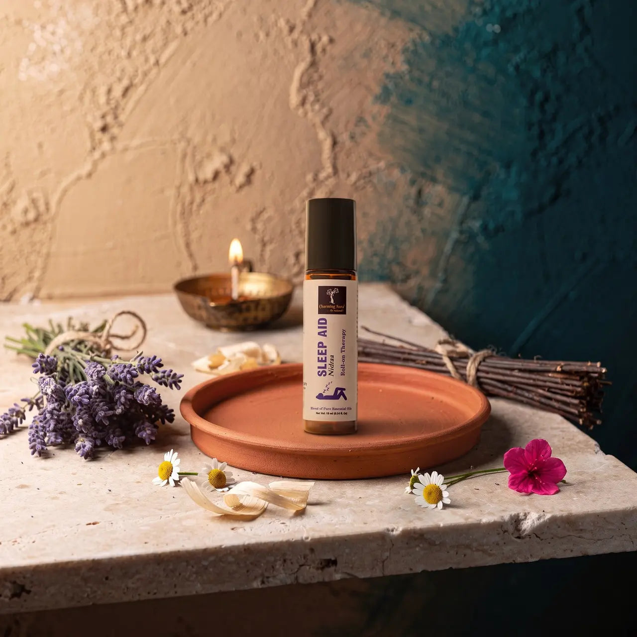 Nidraa Schlaf-Roll-on auf einem Terrakotta-Tablett mit Lavendel, Kamille, Zedernholz, Vetiver und Geranie