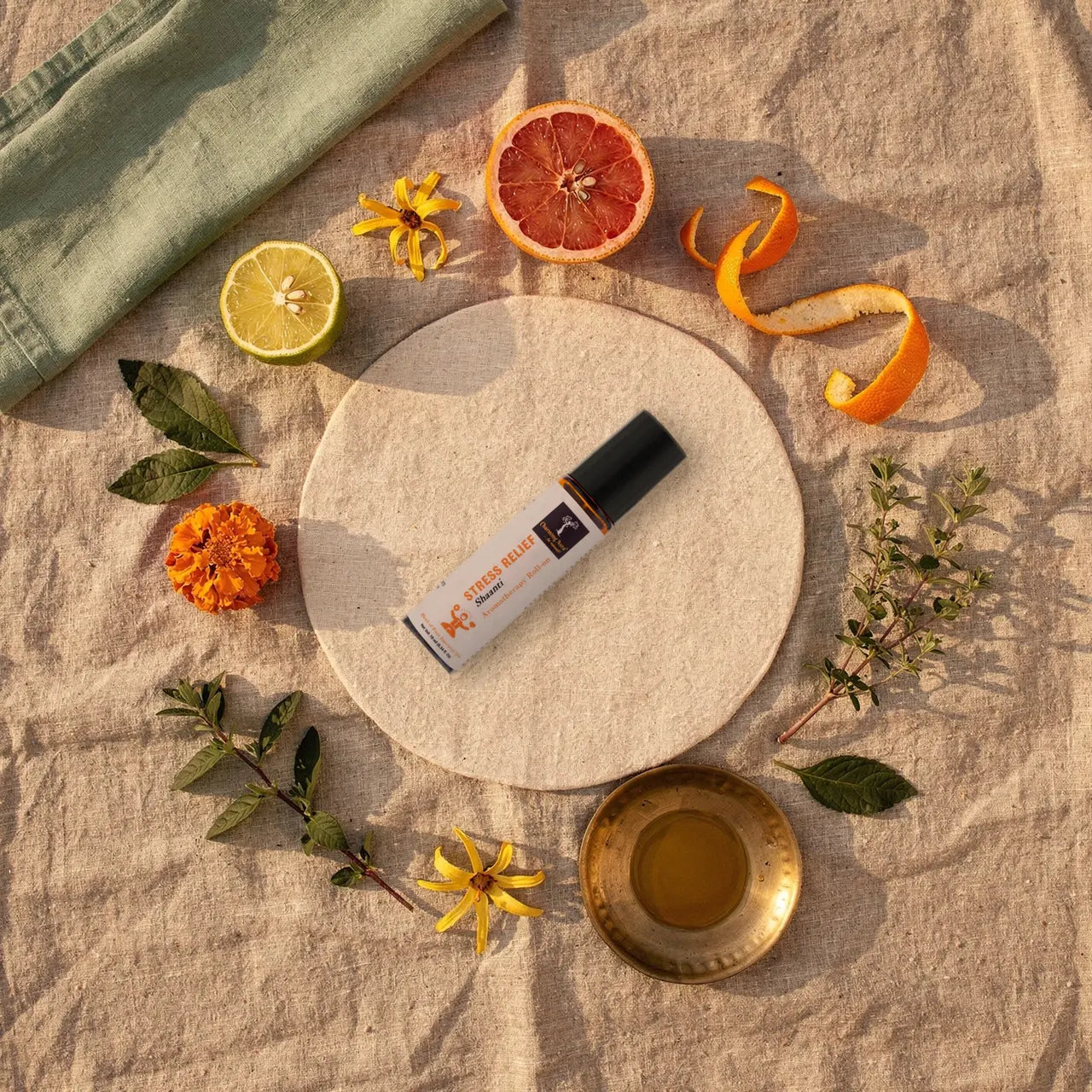 Shaanti Roll-on, umgeben von Bergamotte, Grapefruit, Orange, Ylang-Ylang, Patchouli und Majoran