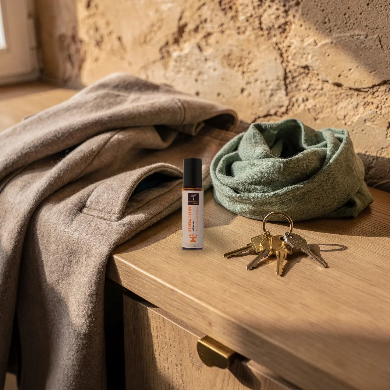 Hand nimmt Shaanti Roll-on aus der Manteltasche